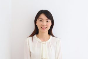 はじめの親子教室 認定講師:<br>新居 潤子(あらい じゅんこ) CAのキャリアで培った対応力で「今、何が必要か」を的確に察知して、ぴったりの活動に導いてくれます。テキパキしていてしっかり者キャラですが、子どもたちのワクワクを同じ温度で感じられる共感力の持ち主。心でコミュニケーションできた時の子どもたちの笑顔を大切にしながら、成長を後押しします。
保育士、The Center for Guided Montessori Studies Infant-Toddlerレベル認定証、L.S.F.A Children’s(小児救急インストラクター資格)取得。
